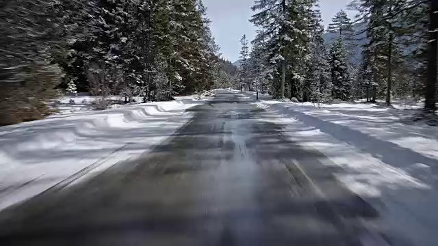 汽车背景/工艺板的司机POV(观点)，而驾驶在巴伐利亚乡村道路上的高山高地在一个美好的阳光明媚的冬天/车载装配相机拍摄视频素材