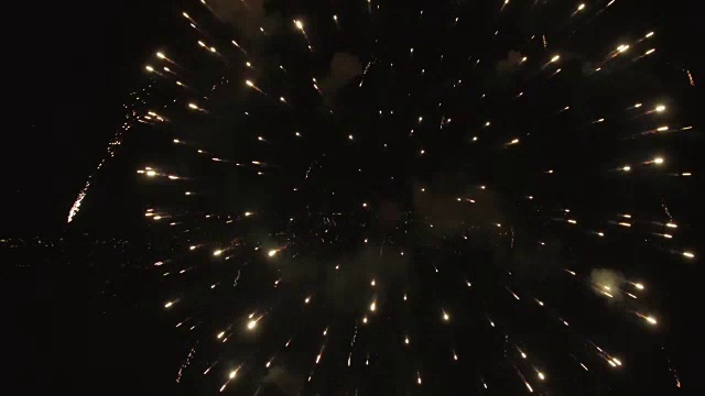 美丽的烟花爆炸的相机，空中，4K, 19, 4of20，烟花，7月4日，新年，爆炸，庆祝，假日，夜晚，湖，烟花表演，揭示，股票视频销售-无人机发现无人机航拍视图视频素材