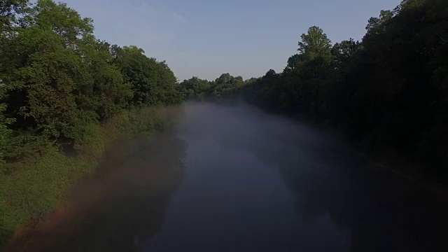 4K河雾显示短无人机鸟瞰图视频素材