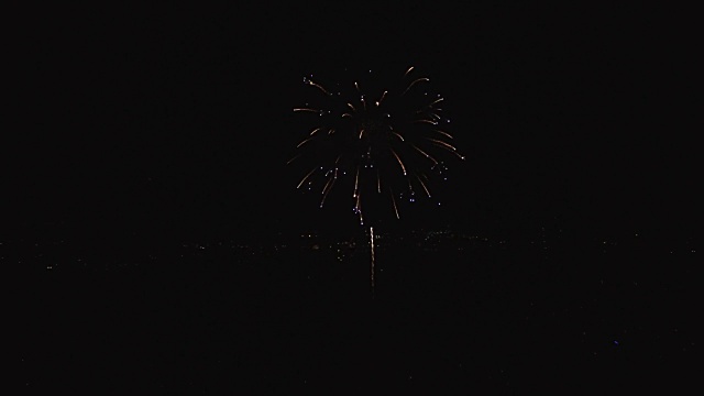 烟花水平飞到，空中，4K, 29s, 2of20，烟花，7月4日，新年，庆祝，假日，夜晚，湖，烟花表演，揭示，股票视频销售-无人机发现无人机航拍视图视频素材