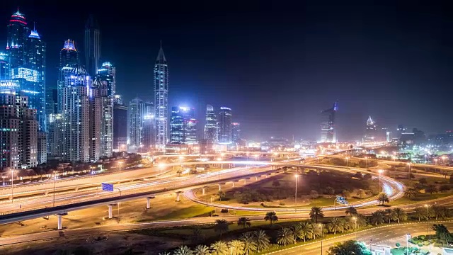 T/L WS HA ZO的交通夜景Sheikh Zayed路和摩天大楼在迪拜码头/迪拜，阿联酋视频素材