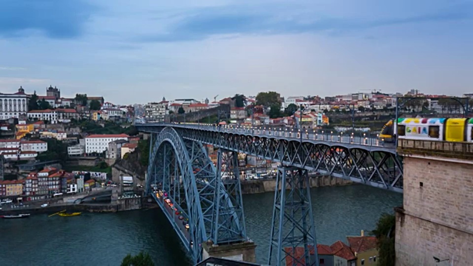 MS Pan L Metro crossing Ponte Luís I bridge视频素材