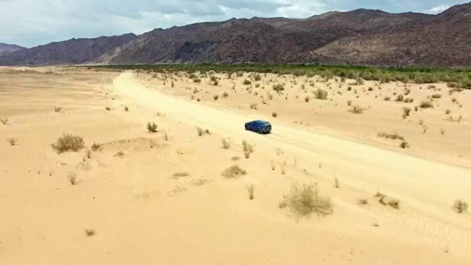 撕裂沙漠中的道路视频素材