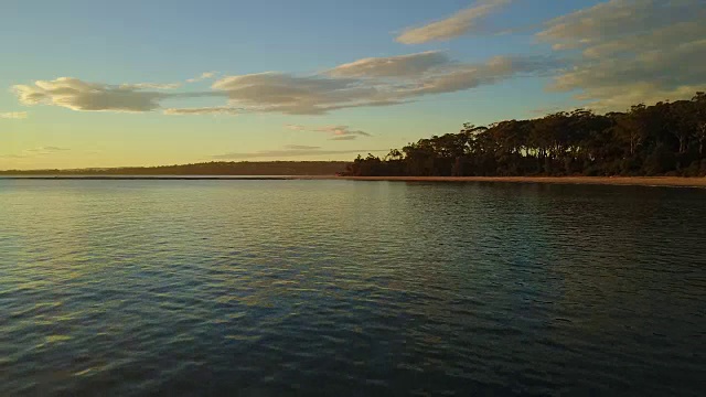 4K日出鸟瞰空旷的Huskisson海滩，澳大利亚视频素材