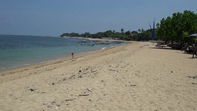 萨努尔海滩，巴厘岛最早的海滩度假胜地视频素材