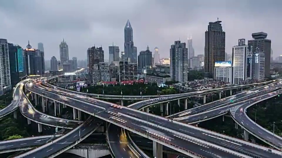 上海高速公路T/L WS HA ZO夜间鸟瞰图视频素材