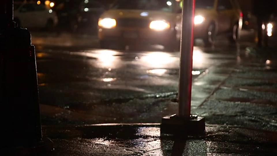 下雨的街道，城市出租车的背景在晚上视频素材