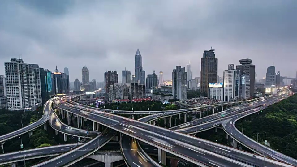 T/L WS HA鸟瞰图繁忙的道路交叉口，白天到晚上过渡/上海，中国视频素材