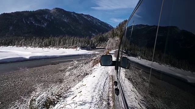 汽车背景/驾驶在巴伐利亚乡村道路在一个美好和阳光明媚的日子在冬季高山高地/车载摄像头视频素材