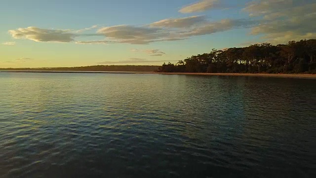 4K日出鸟瞰空旷的Huskisson海滩，澳大利亚视频素材