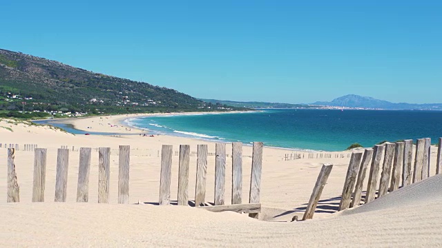 巨大的沙丘后面是海洋和非洲海岸视频素材