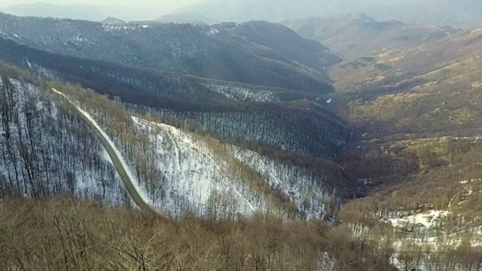 登山者从山顶欣赏风景视频素材