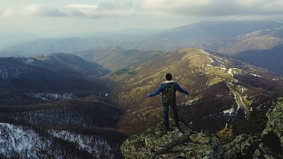 登山者从山顶欣赏风景视频素材