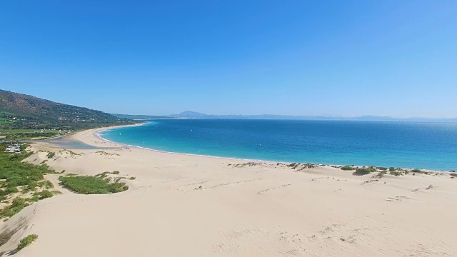 大沙丘的鸟瞰图与海洋和非洲海岸后面视频素材