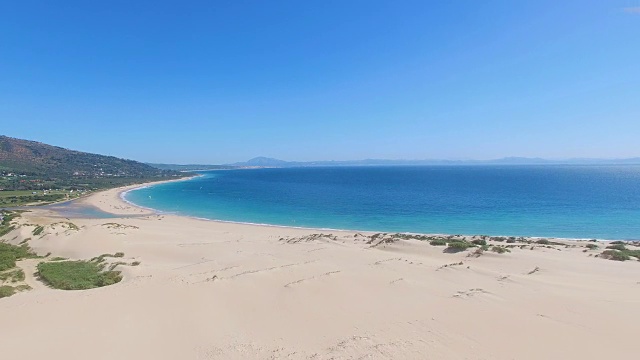 大沙丘的鸟瞰图与海洋和非洲海岸后面视频素材