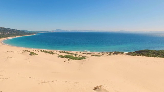 大沙丘的鸟瞰图与海洋和非洲海岸后面视频素材