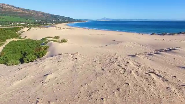 大沙丘的鸟瞰图与海洋和非洲海岸后面视频素材