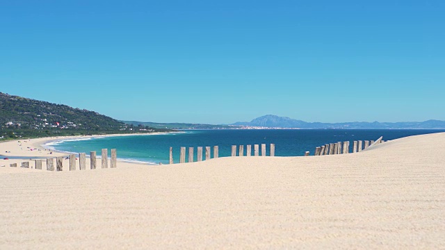 巨大的沙丘后面是海洋和非洲海岸视频素材