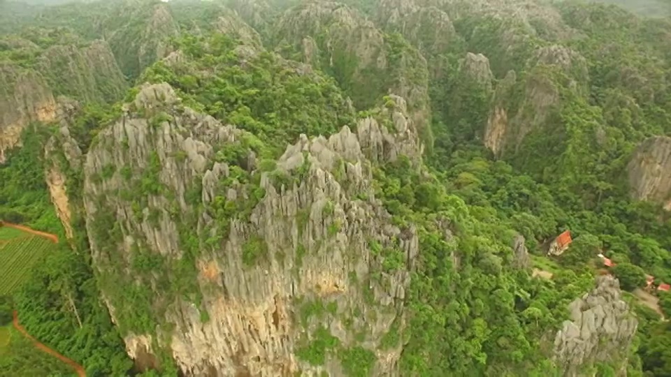 泰国Noen Maprang的石灰岩山鸟瞰图视频素材