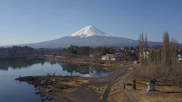 从日本川口湖鸟瞰富士山视频素材