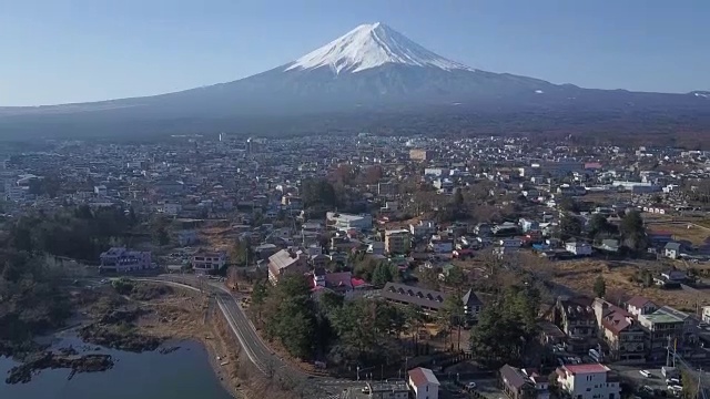 从日本川口湖鸟瞰富士山视频素材