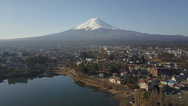 从日本川口湖鸟瞰富士山视频素材