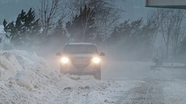 在暴风雪中汽车停在路边视频素材