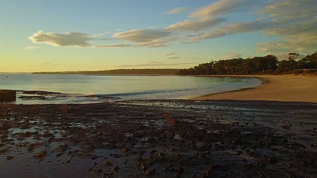 4K日出鸟瞰空旷的Huskisson海滩，澳大利亚视频素材