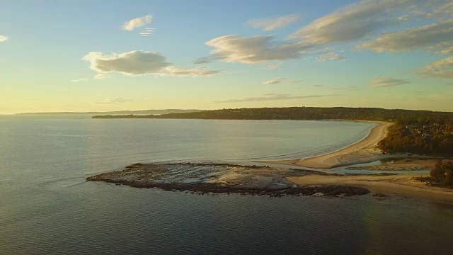 4K日出鸟瞰空旷的Huskisson海滩，澳大利亚视频素材