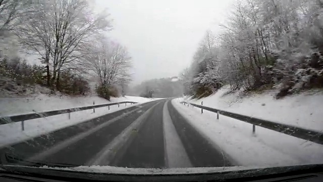 德国巴伐利亚州的巴伐利亚森林，冬天雪地里的乡村公路视频素材