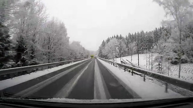 德国巴伐利亚州的巴伐利亚森林，冬天雪地里的乡村公路视频素材