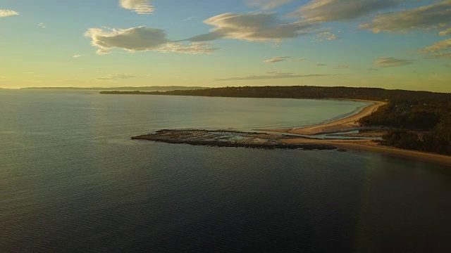 4K日出鸟瞰空旷的Huskisson海滩，澳大利亚视频素材