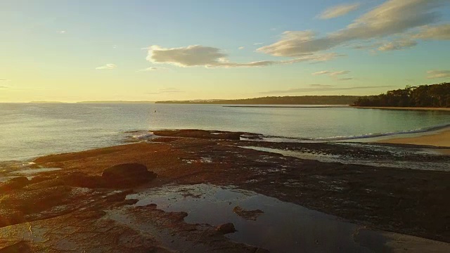 4K日出鸟瞰空旷的Huskisson海滩，澳大利亚视频素材