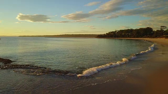 4K日出鸟瞰空旷的Huskisson海滩，澳大利亚视频素材