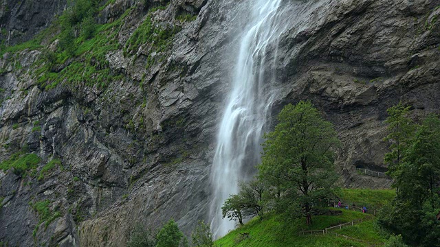 Staubbachfall瀑布，Lauterbrunnen，伯尔尼阿尔卑斯山，伯尔尼州，瑞士视频素材