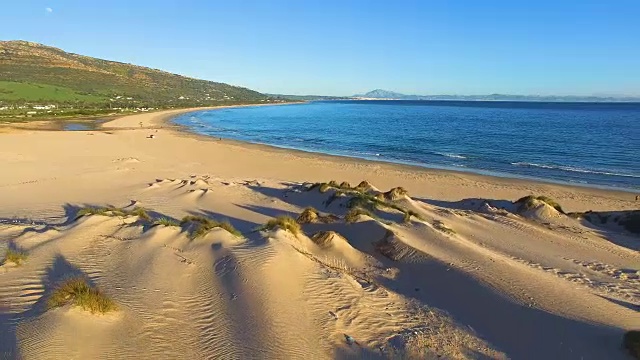 大沙丘的鸟瞰图与海洋和非洲海岸后面视频素材