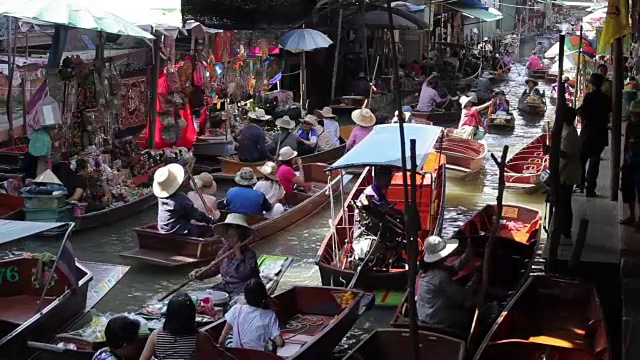 在Damnoen Saduak水上市场，木船忙着运送人视频素材