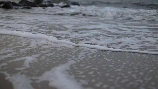 海滩上的日落-靠近海浪视频素材