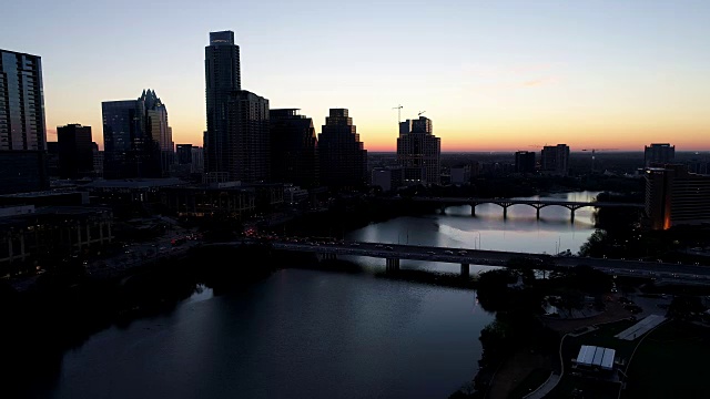 夜景或早晨日出的城市景观支持黑暗捕获平坦的中等鸟瞰图在奥斯汀在城市的日出剪影视频素材