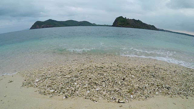 早晨岛屿上宁静的海滩视频素材