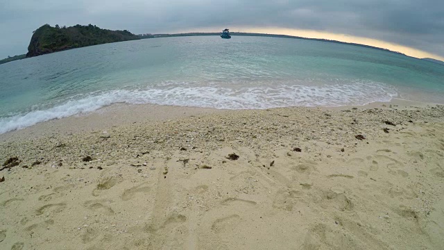 早晨岛屿上宁静的海滩视频素材