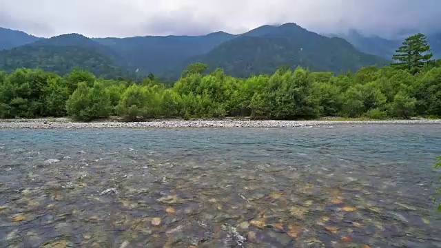 日本上高知县的阿祖萨河和保高山视频素材