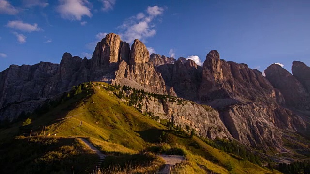 日落时间流逝的栀子pass, passo Gardena在白云石南蒂罗尔意大利阿尔卑斯山视频素材