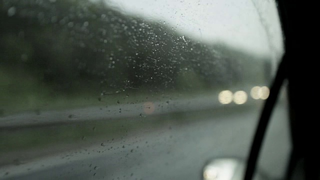 在雨中开车视频素材