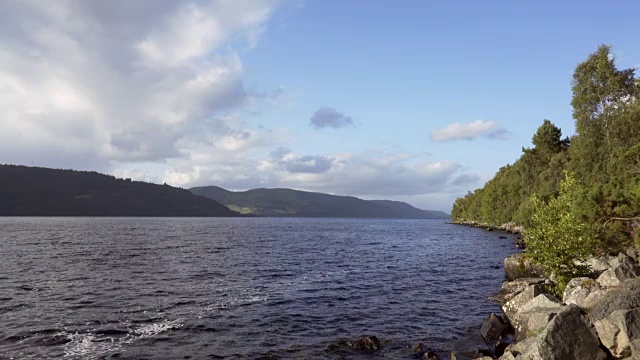 寻找尼斯湖水怪!在夏日的阳光下。视频素材