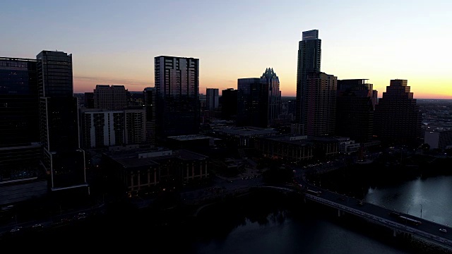 夜景向前移动到市中心摩天大楼鸟瞰图在奥斯汀在日出剪影的城市视频素材