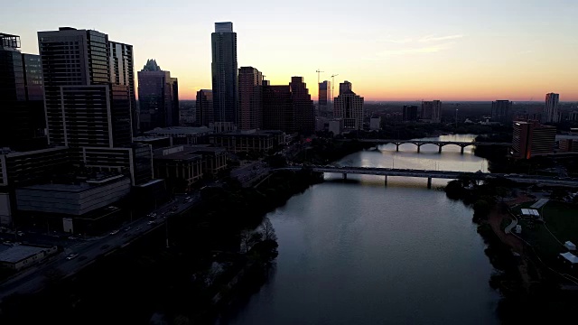 夜景奥斯汀日出立体鸟瞰图在奥斯汀在城市的日出剪影视频素材