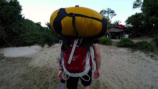 一名面目不明的白人男子在亚马逊雨林徒步旅行视频素材