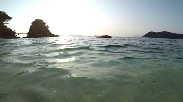 海面上的海滩，落日映照视频下载