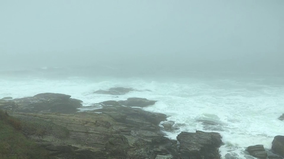 雾遮住了罗德岛比弗泰尔州立公园的岩石海岸线。视频素材